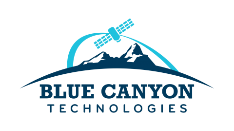 El logotipo de Blue Canyon Technologies representa un arco azul claro y un satélite sobre una cadena montañosa azul marino en el horizonte.